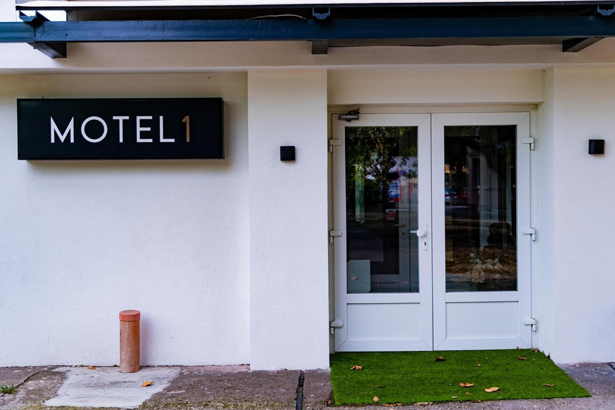 Motel1- A Megfizetheto Luxus! Dunaujvaros Exterior photo